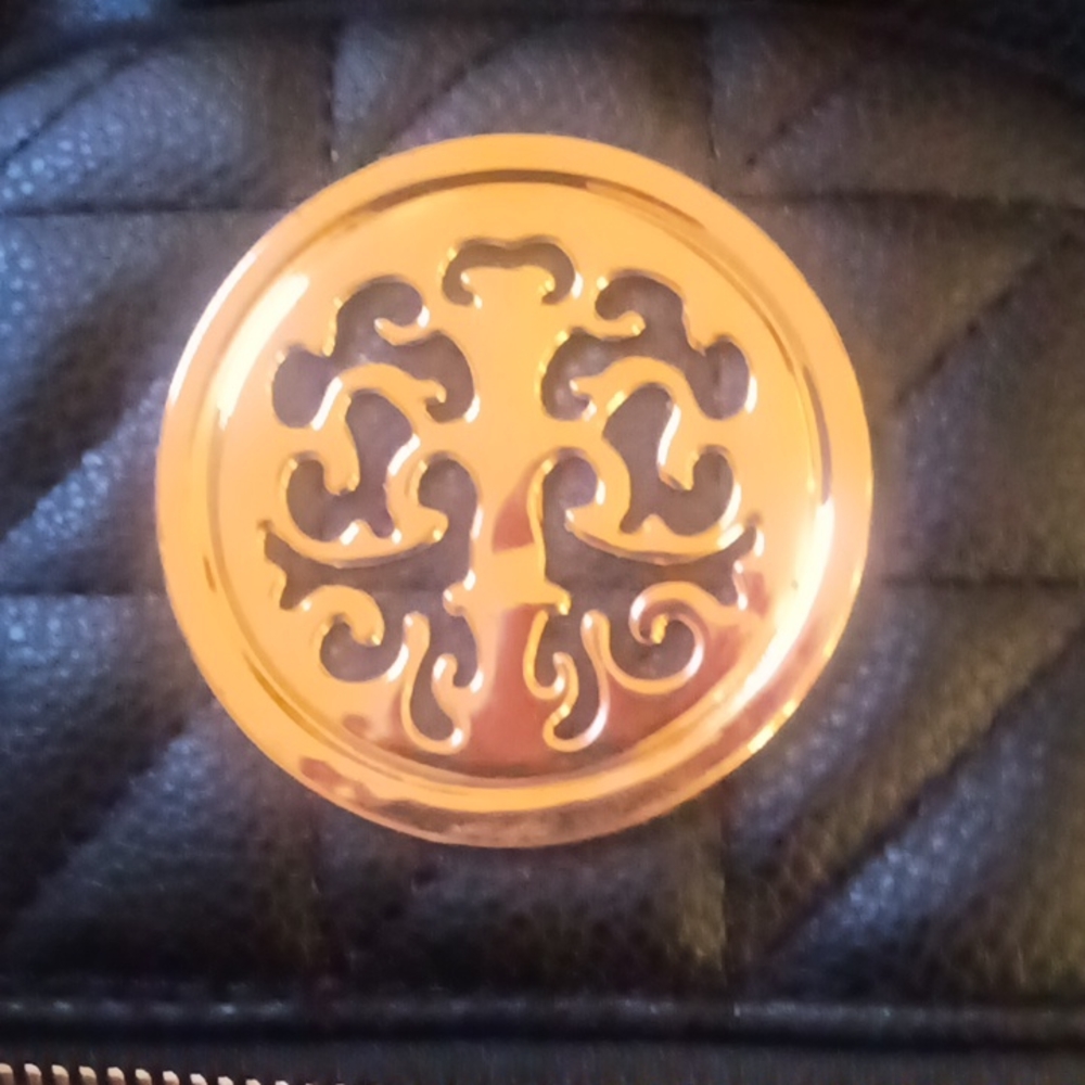 I don't know what brand this black bag is.
